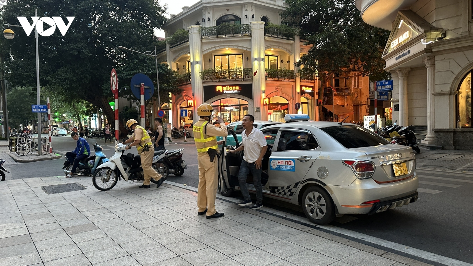 Lòng đường, vỉa hè ở Hà Nội sểnh ra là bị chiếm dụng thành bãi đỗ xe