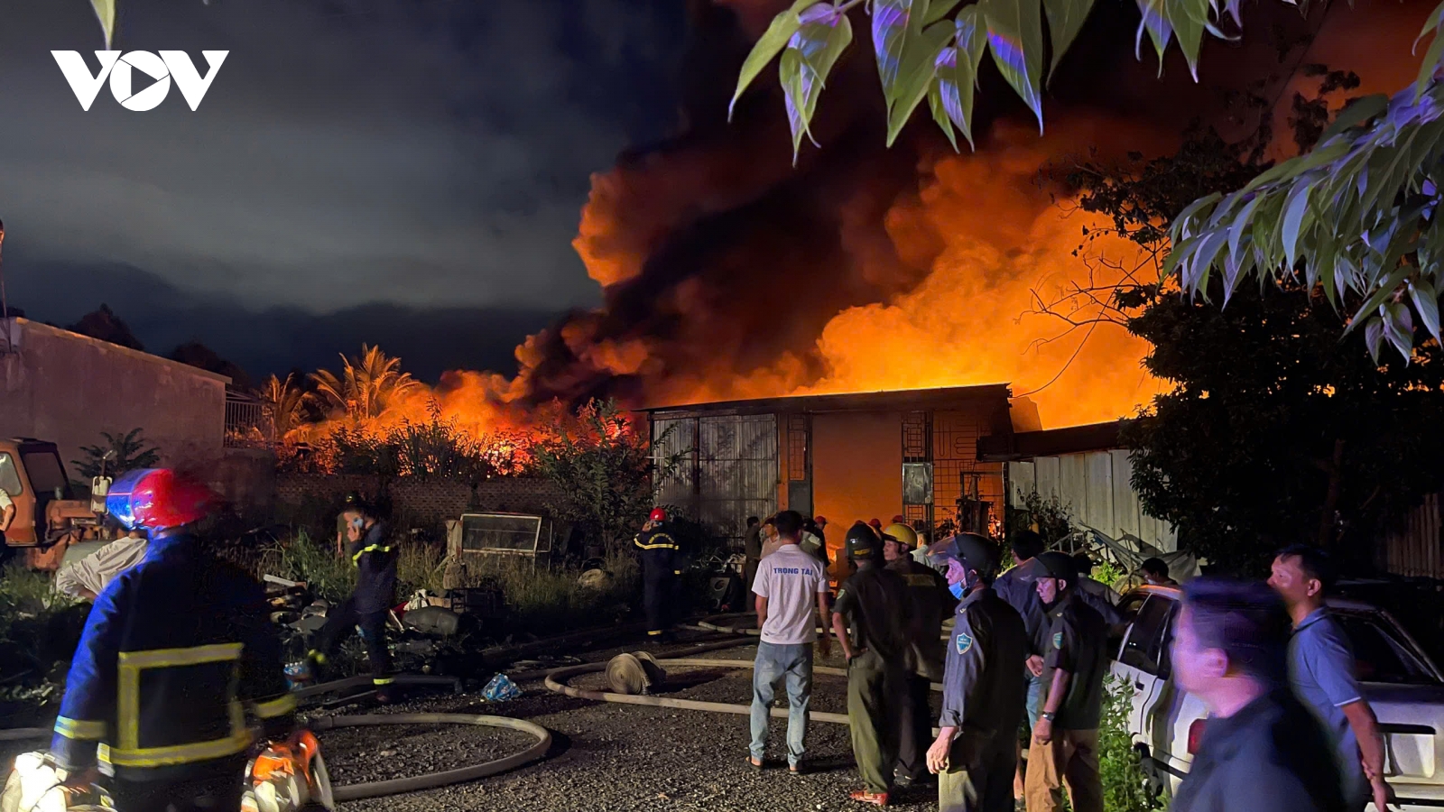 Cháy dữ dội kho phế liệu tại Quảng Ngãi, cột khói cao hàng chục mét