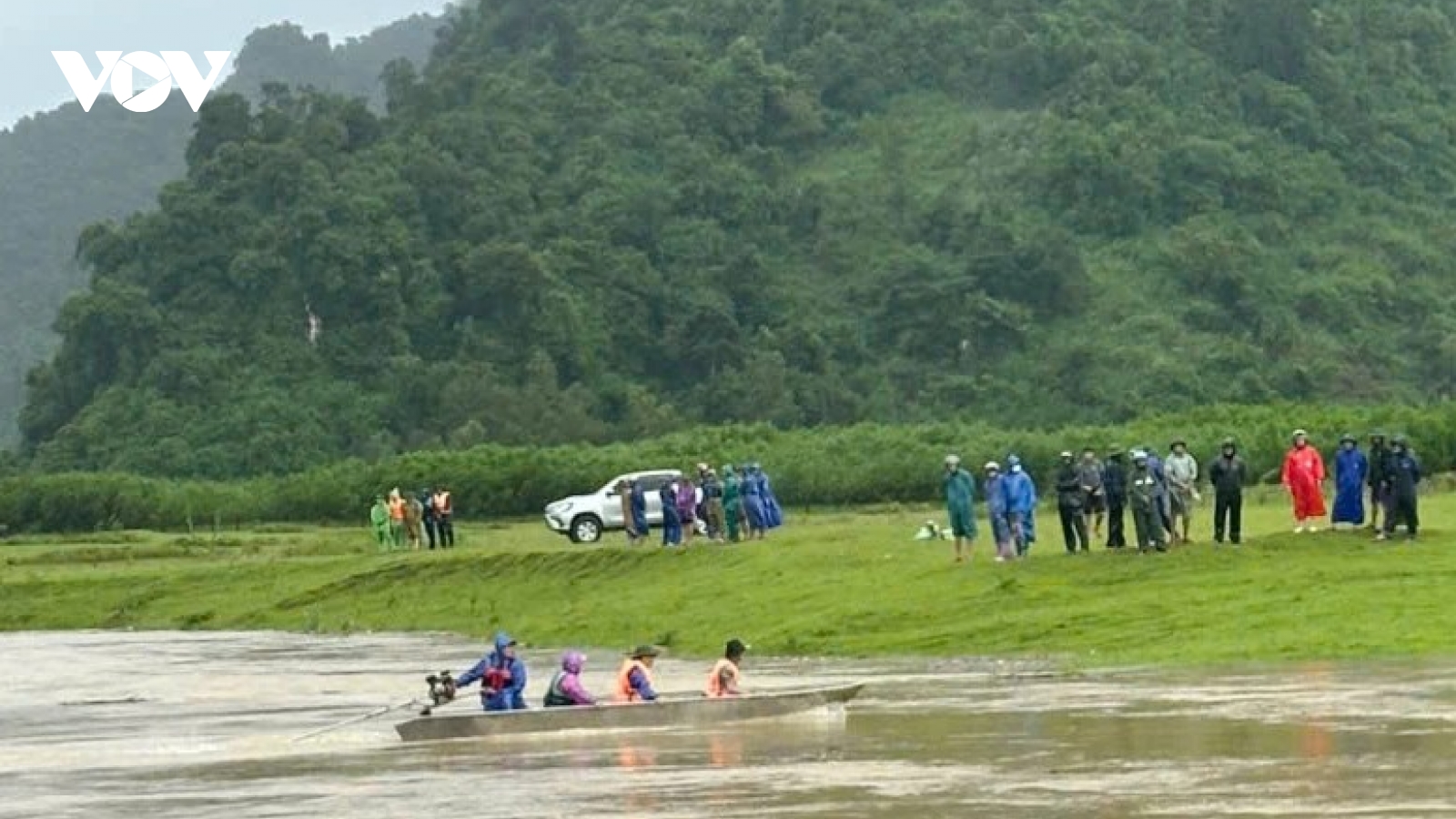 Cùng mẹ dắt trâu đi tránh lũ, một học sinh ở Quảng Trị bị nước cuốn mất tích