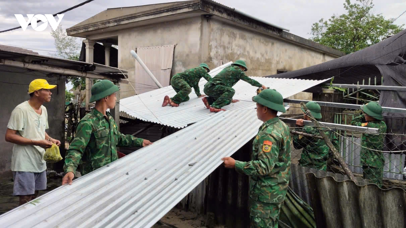 Huế khẩn trương giúp dân lợp lại nhà sau bão