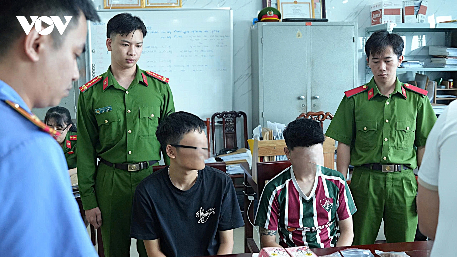 Bắt giữ 2 thanh niên mua bán ma túy dạng "Tobacco"