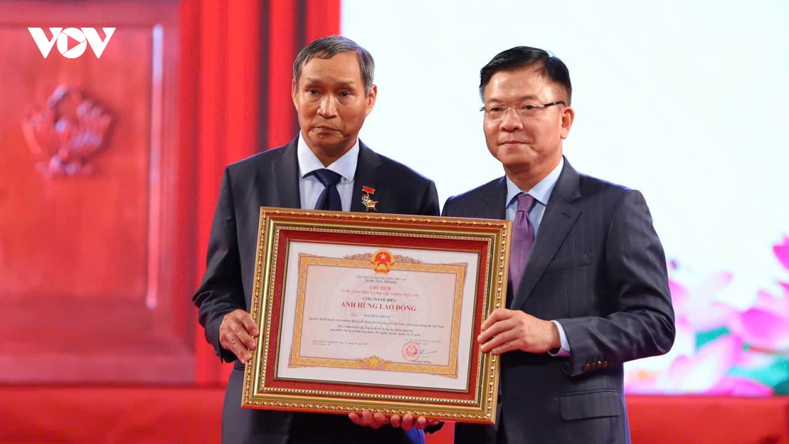 HLV Mai Đức Chung được trao danh hiệu Anh hùng Lao động