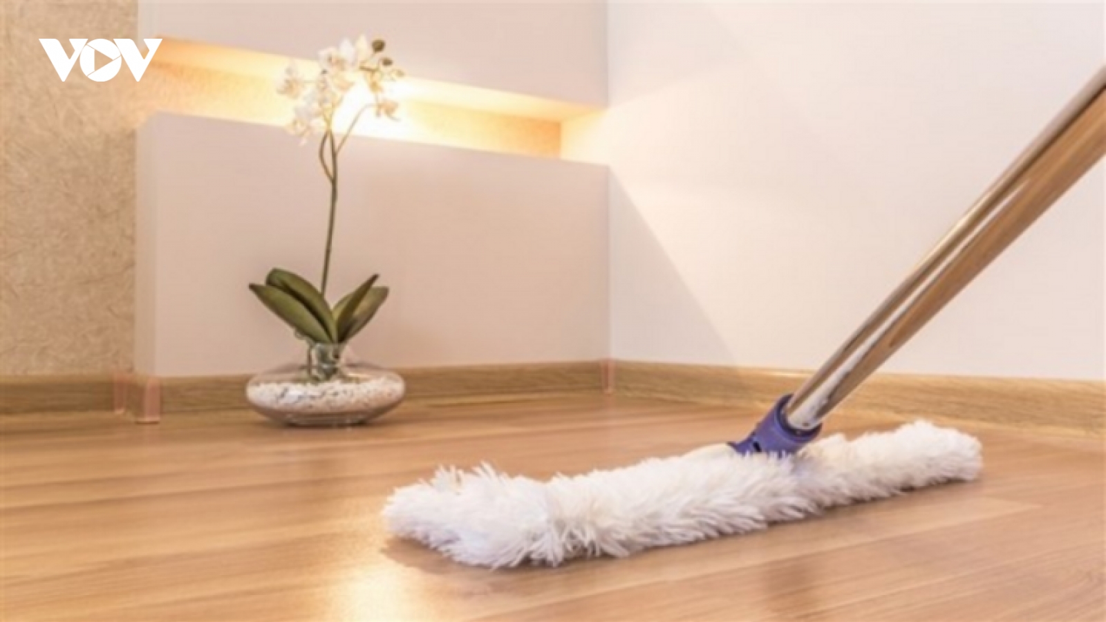 Mẹo lau sàn gỗ sạch được cả tháng