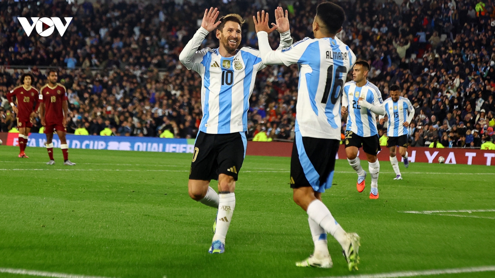 Messi toả sáng với cú đúp, Argentina thắng “ba sao”