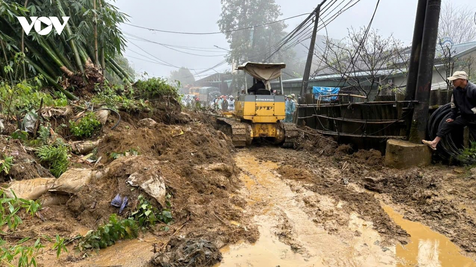 Mưa lũ gây sạt lở hàng loạt tuyến đường ở Lào Cai, chia cắt giao thông với Lai Châu