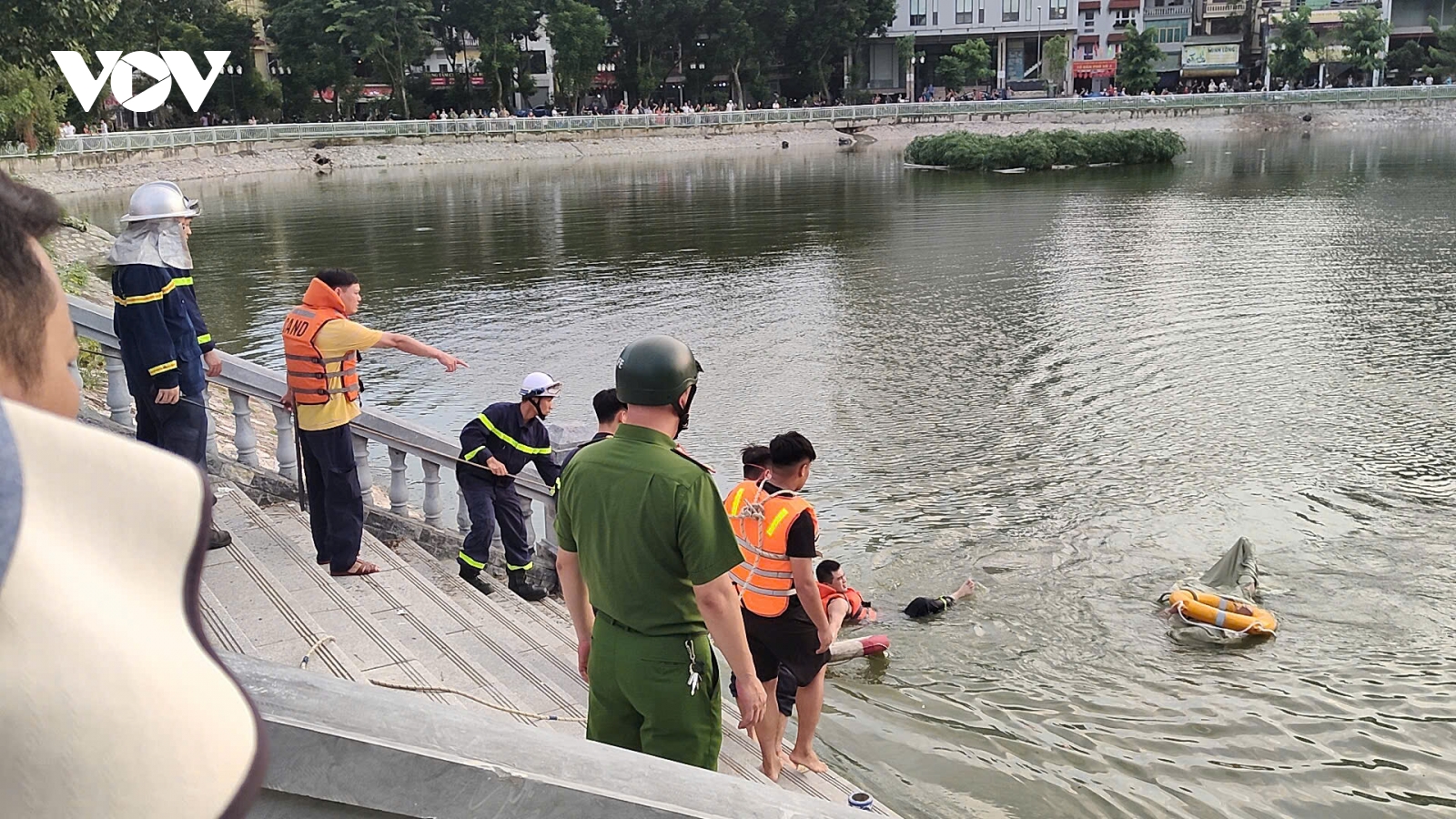 Đội cứu hộ giải cứu người đàn ông có ý định tự tử ở hồ Ba Mẫu, Hà Nội