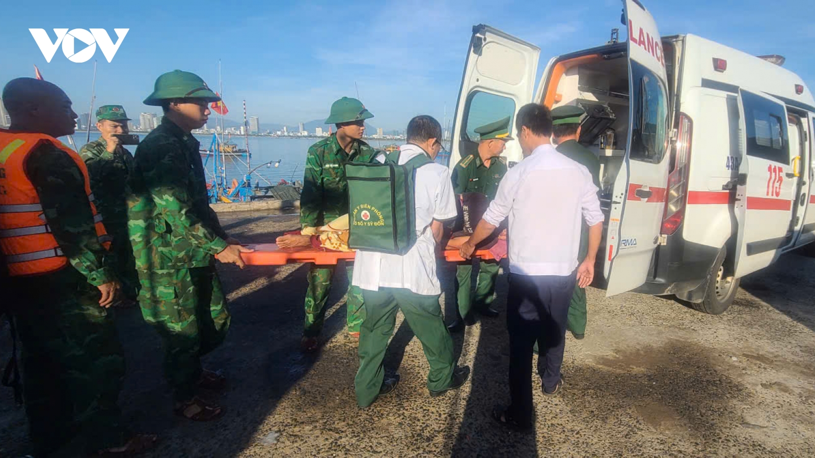 Bộ đội Biên phòng thành phố Đà Nẵng cứu ngư dân bị tai nạn trên biển