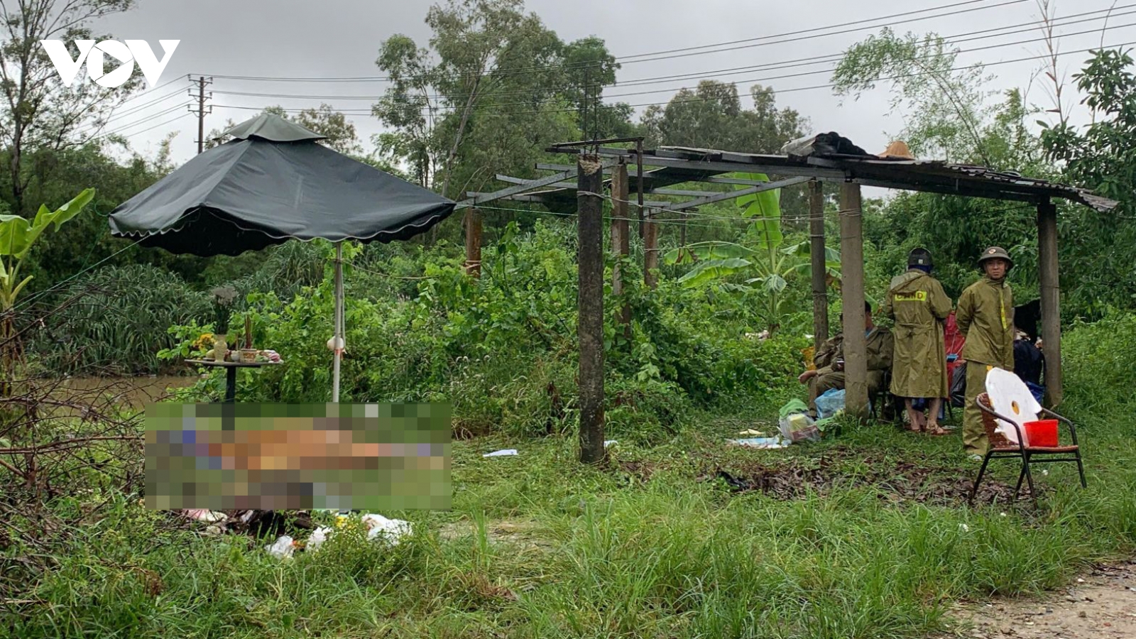 Tìm thấy thi thể người vợ bị cuốn trôi khi cùng chồng ra bến xe về quê