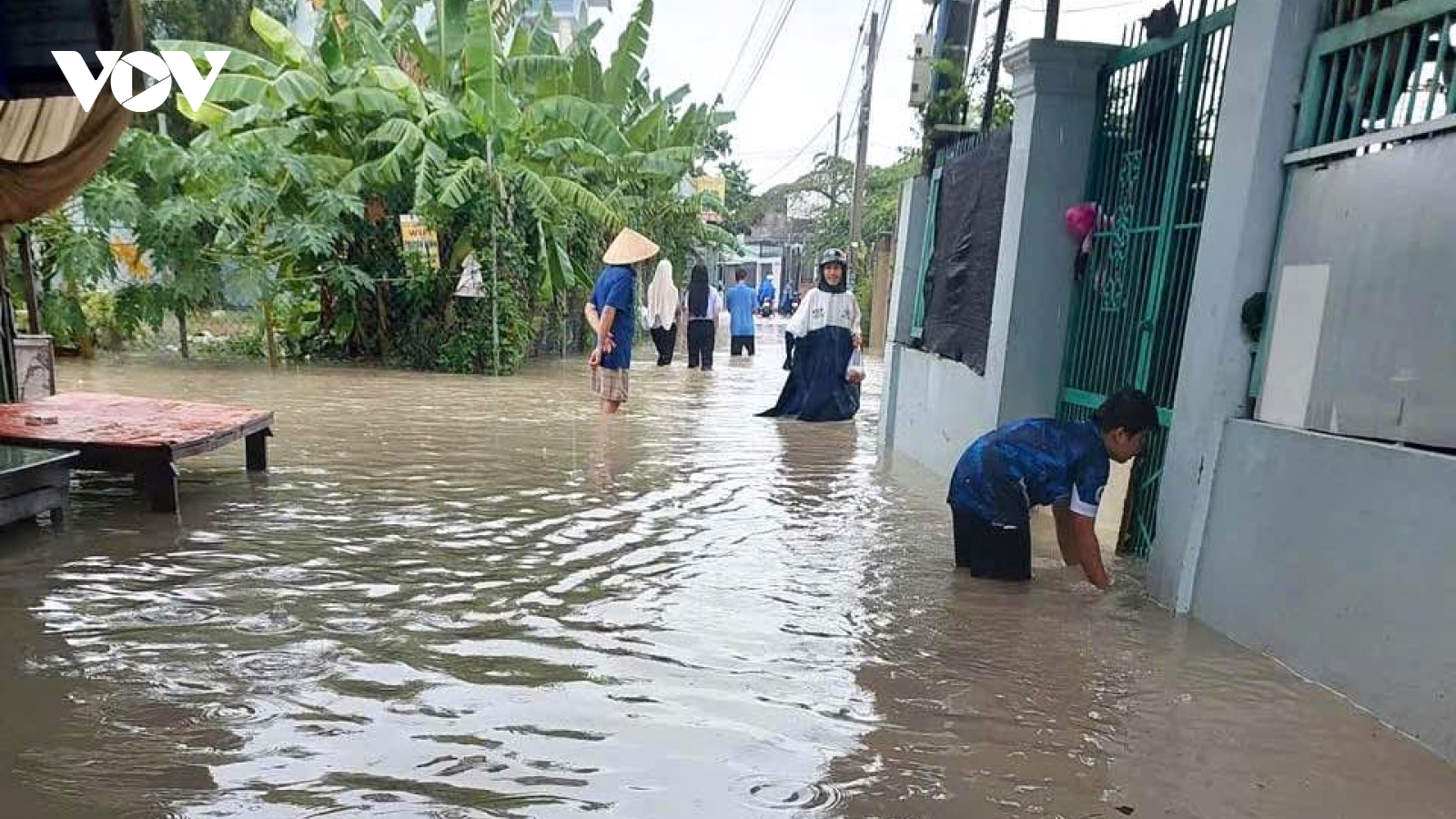 Xe hơi bị cuốn xuống suối do mưa lớn ở Đồng Nai