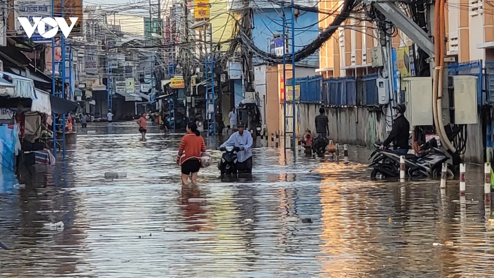 Triều cường dâng cao gây ngập nhiều nơi ở Cần Thơ