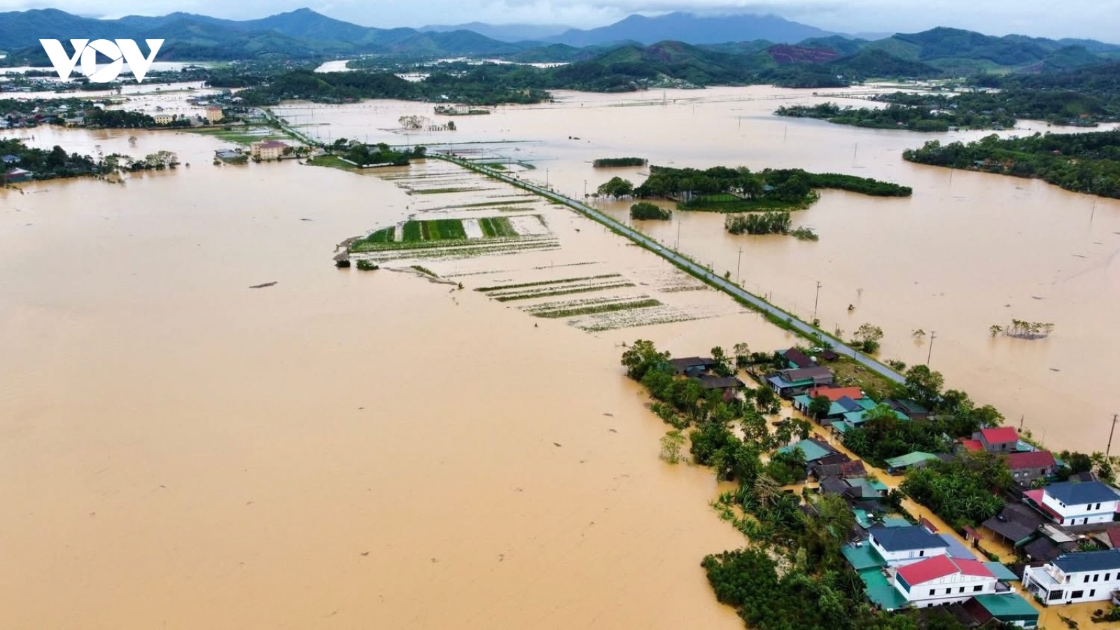 Gần 43.000 ngôi nhà ở Hà Tĩnh bị hư hỏng do bão số 10