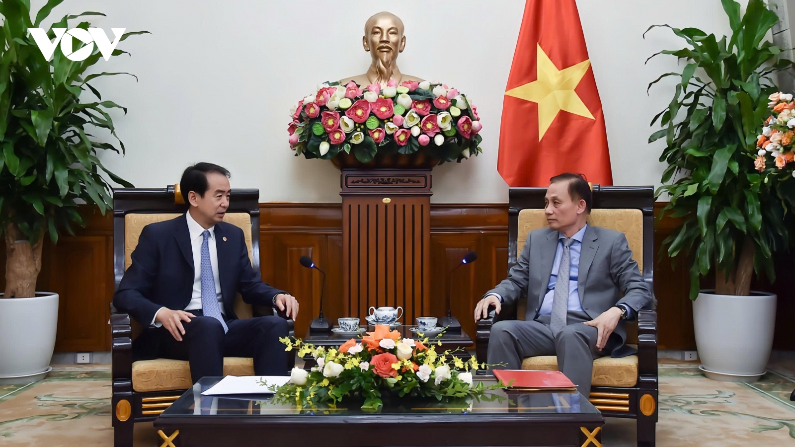 Bí thư Trung ương Đảng, Quyền Bộ trưởng Ngoại giao Lê Hoài Trung tiếp Đại sứ Trung Quốc