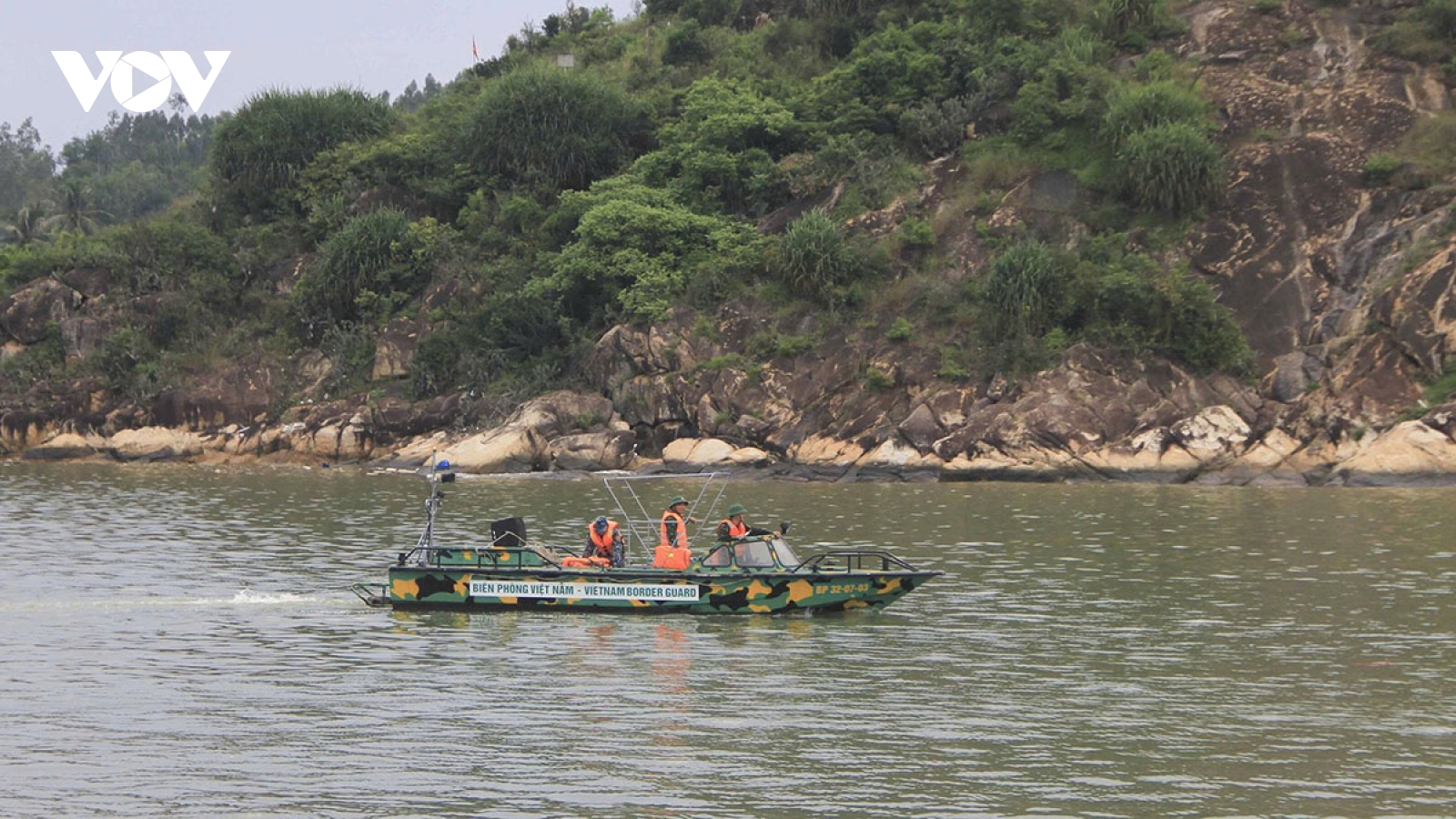 8 ngư dân Gia Lai mất liên lạc ngoài khơi, một tàu mắc cạn ở Trường Sa
