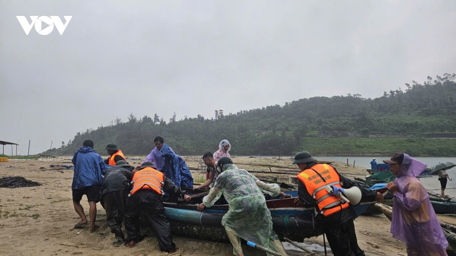 Người dân ven biển thành phố Huế ứng phó với bão số 10