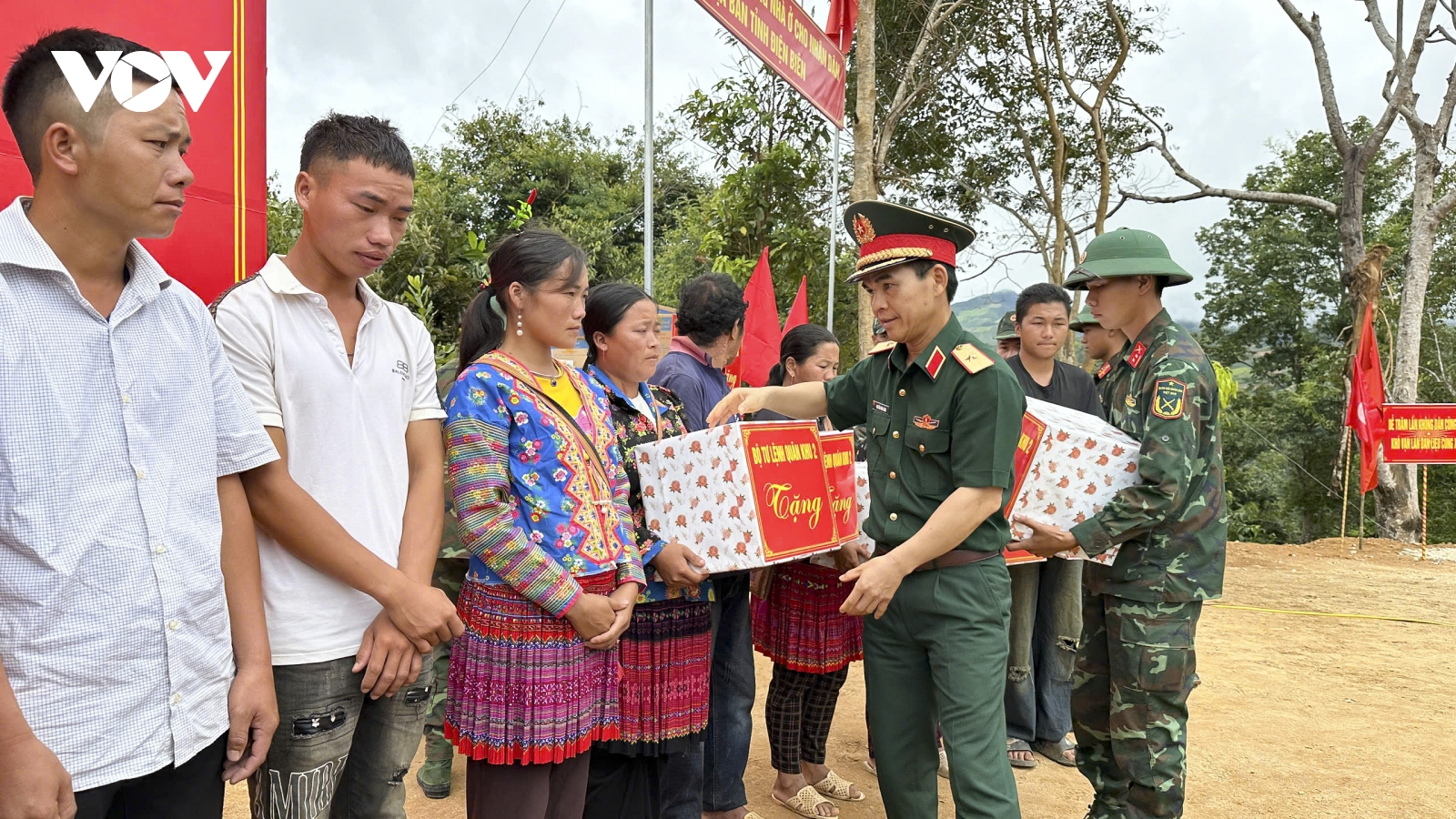 Niềm vui đón nhà mới ở vùng lũ Điện Biên