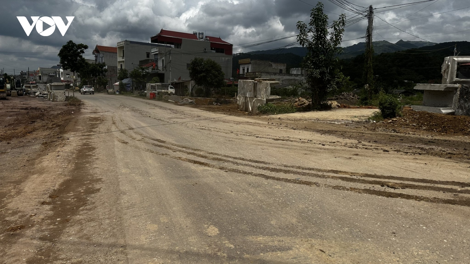 Lạng Sơn: Xe chở vật liệu gây khói bụi, ảnh hưởng đời sống nhân dân