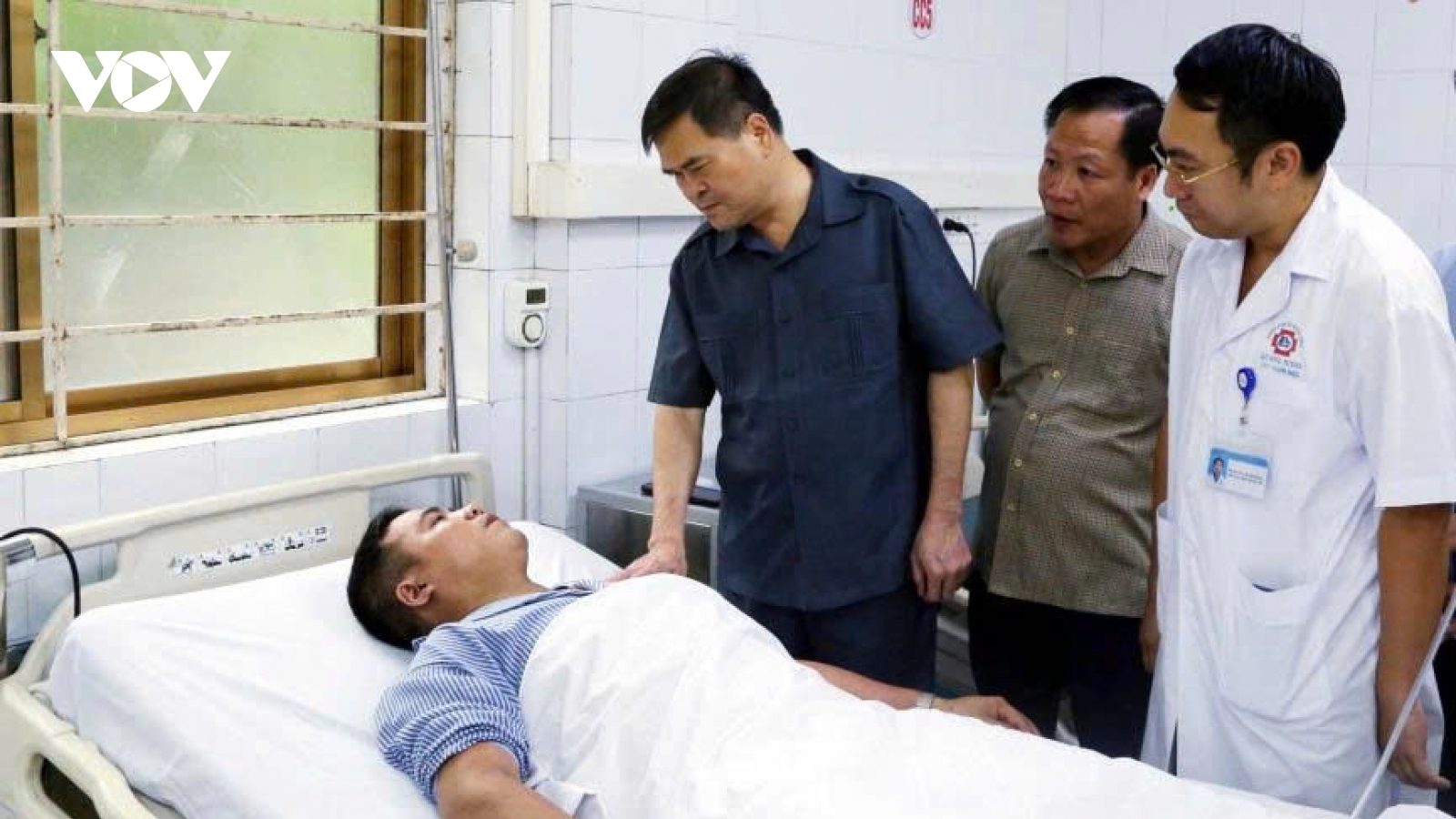 Chủ tịch UBND tỉnh Bùi Văn Khắng thăm, động viên công nhân trong vụ tai nạn lao động ngành than