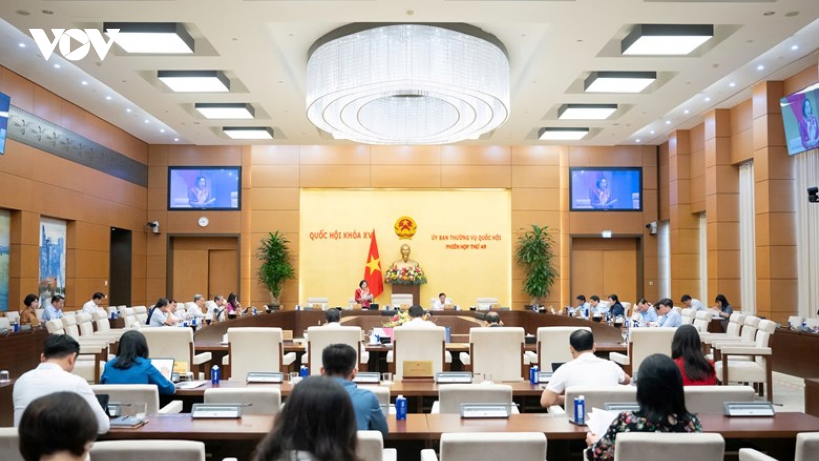 Xem xét và thông qua một số nghị quyết về công tác ứng cử, bầu cử
