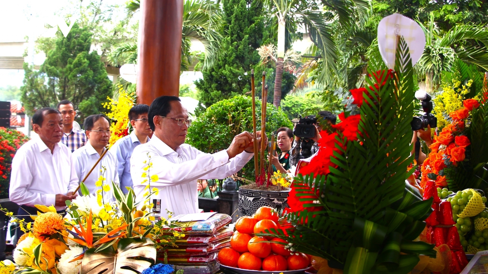 Phó Chủ tịch Quốc hội Trần Quang Phương dâng hương tại di tích Bến phà Long Đại