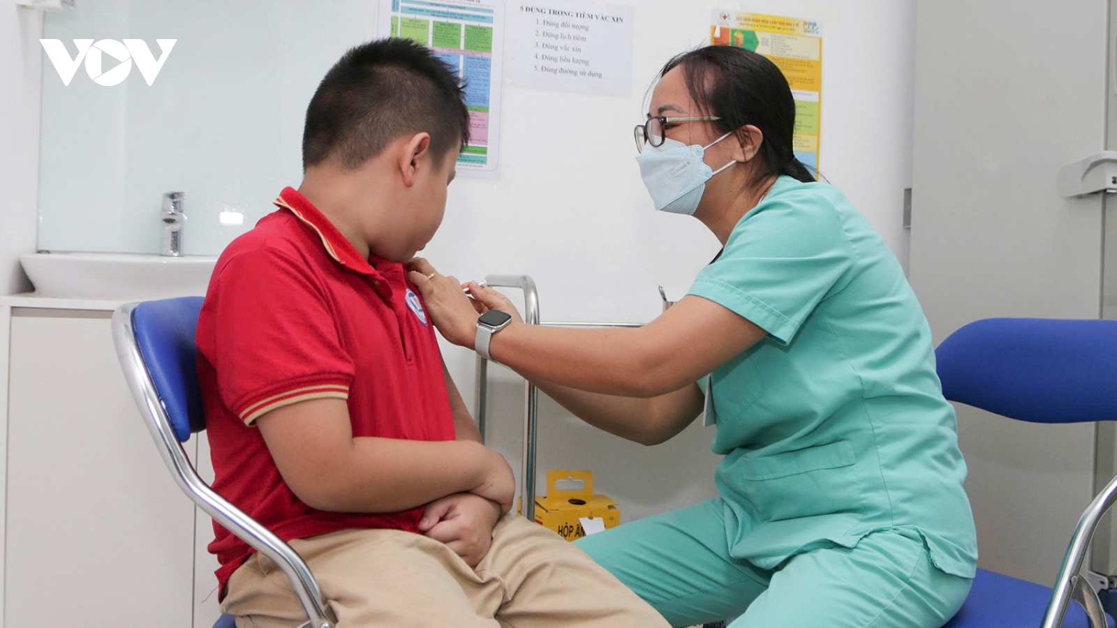 Bảo vệ trẻ trước “cơn bão” cúm mùa khi trở lại trường học