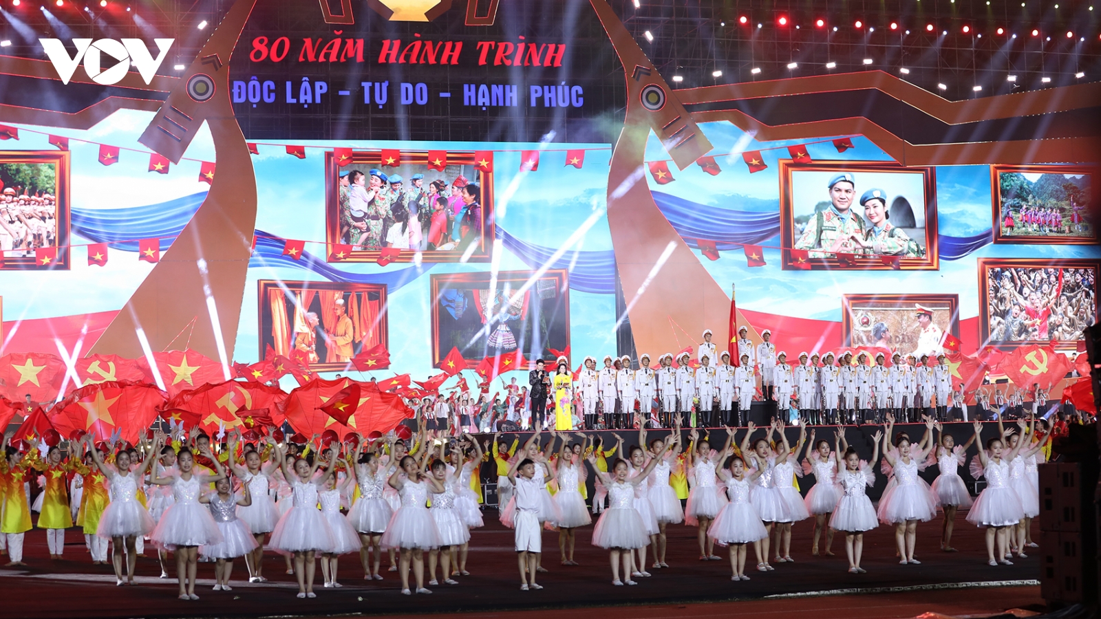 Hơn 3.000 nghệ sĩ tái hiện hành trình 80 năm lịch sử hào hùng của dân tộc