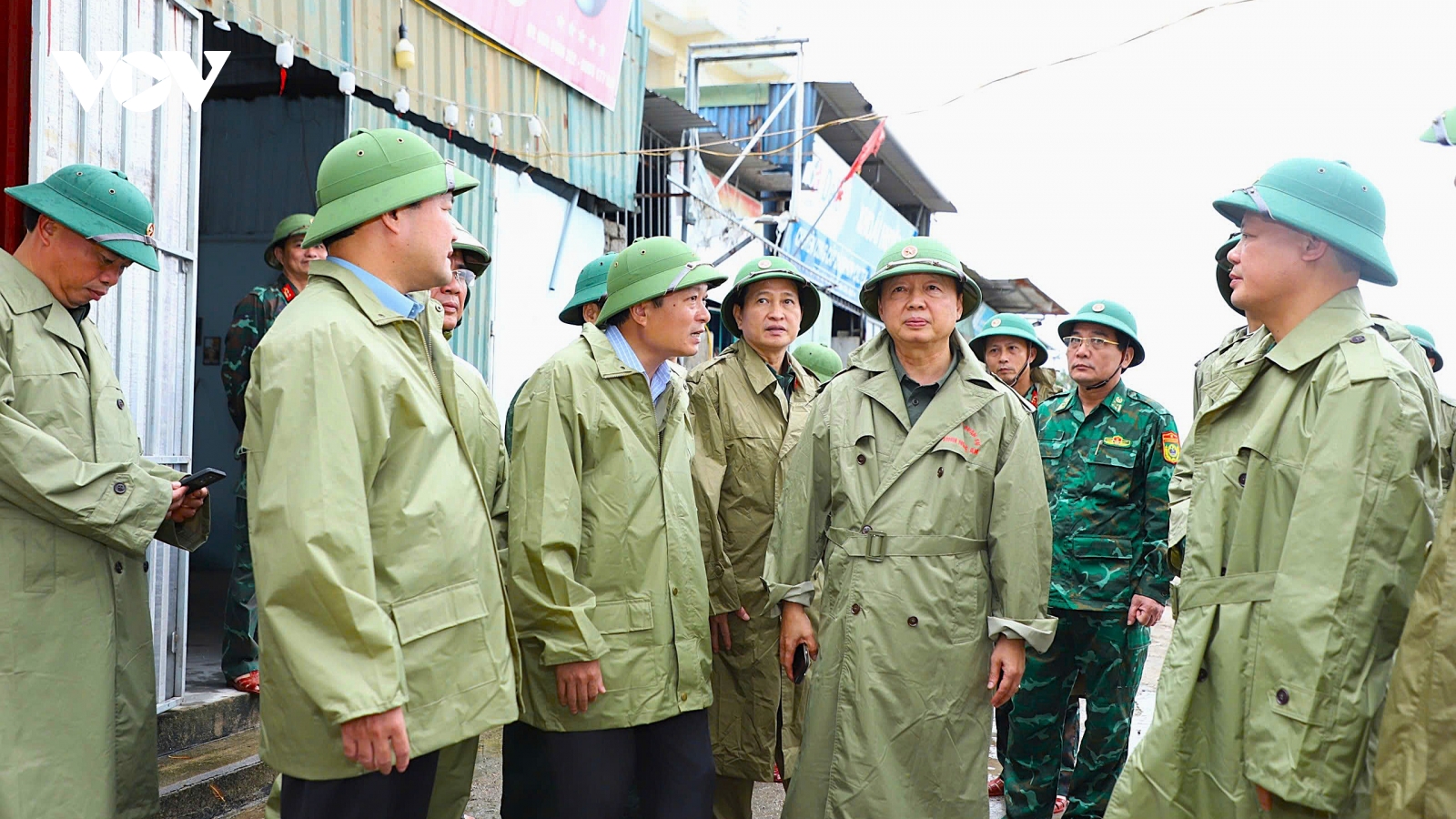 Phó Thủ tướng Trần Hồng Hà kiểm tra công tác ứng phó bão số 10 tại Nghệ An