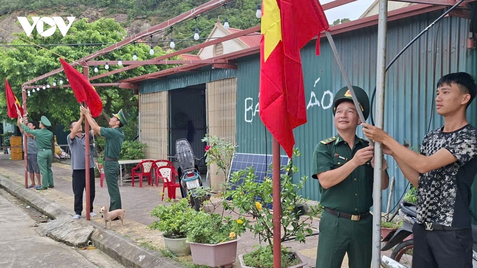 Quảng Ninh tặng cờ Tổ quốc và ảnh Bác Hồ cho người dân biên giới, hải đảo