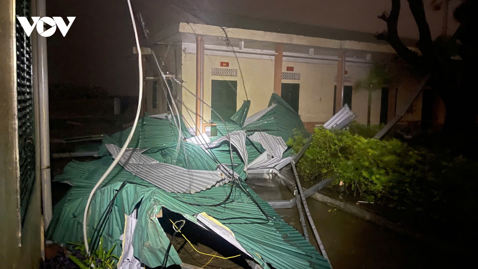 Bão số 10 quét qua Quảng Trị trong đêm, nhiều nhà tốc mái, cột điện gãy đổ