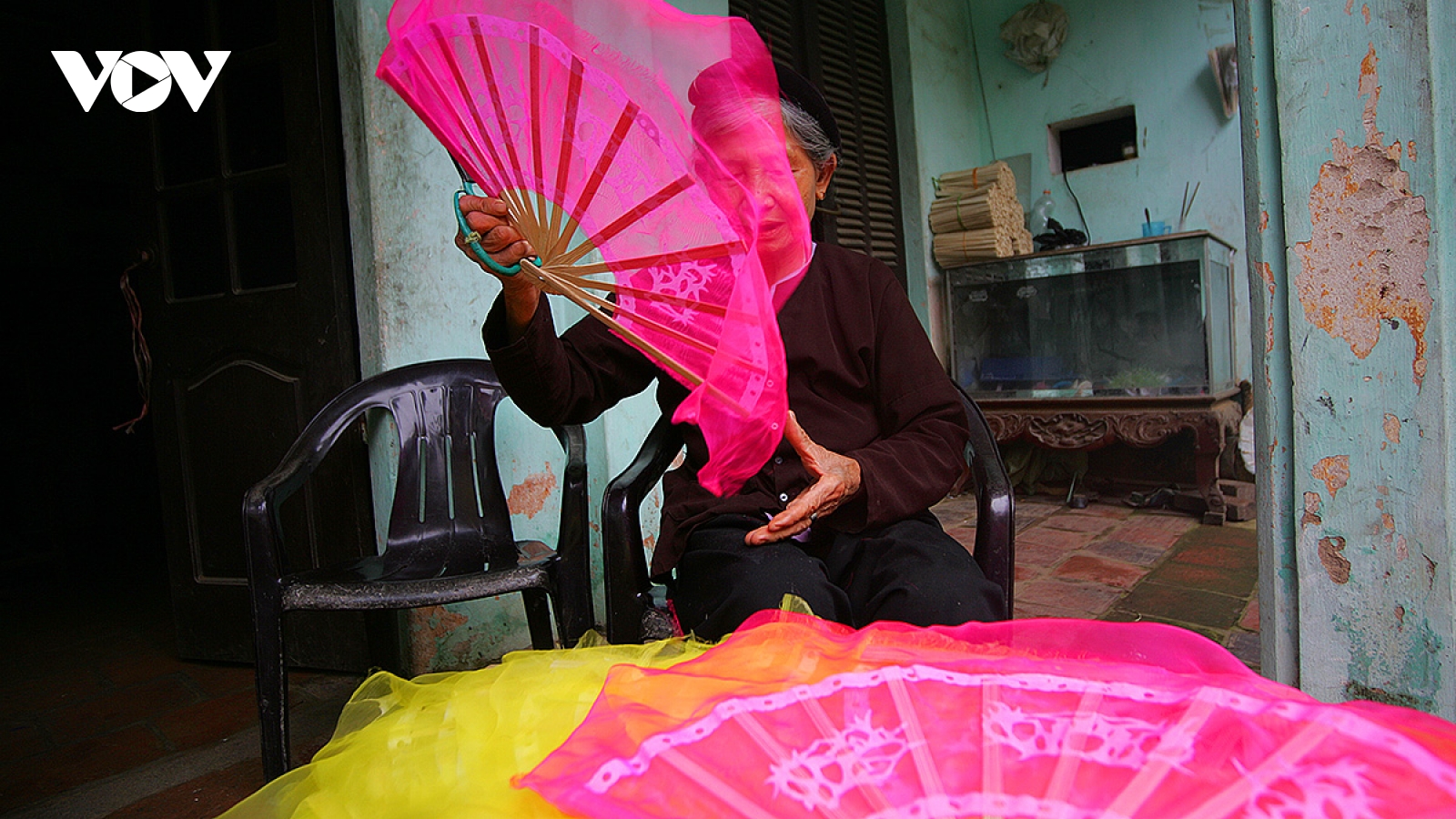 Sức sống ở làng nghề làm quạt giấy truyền thống Chàng Sơn