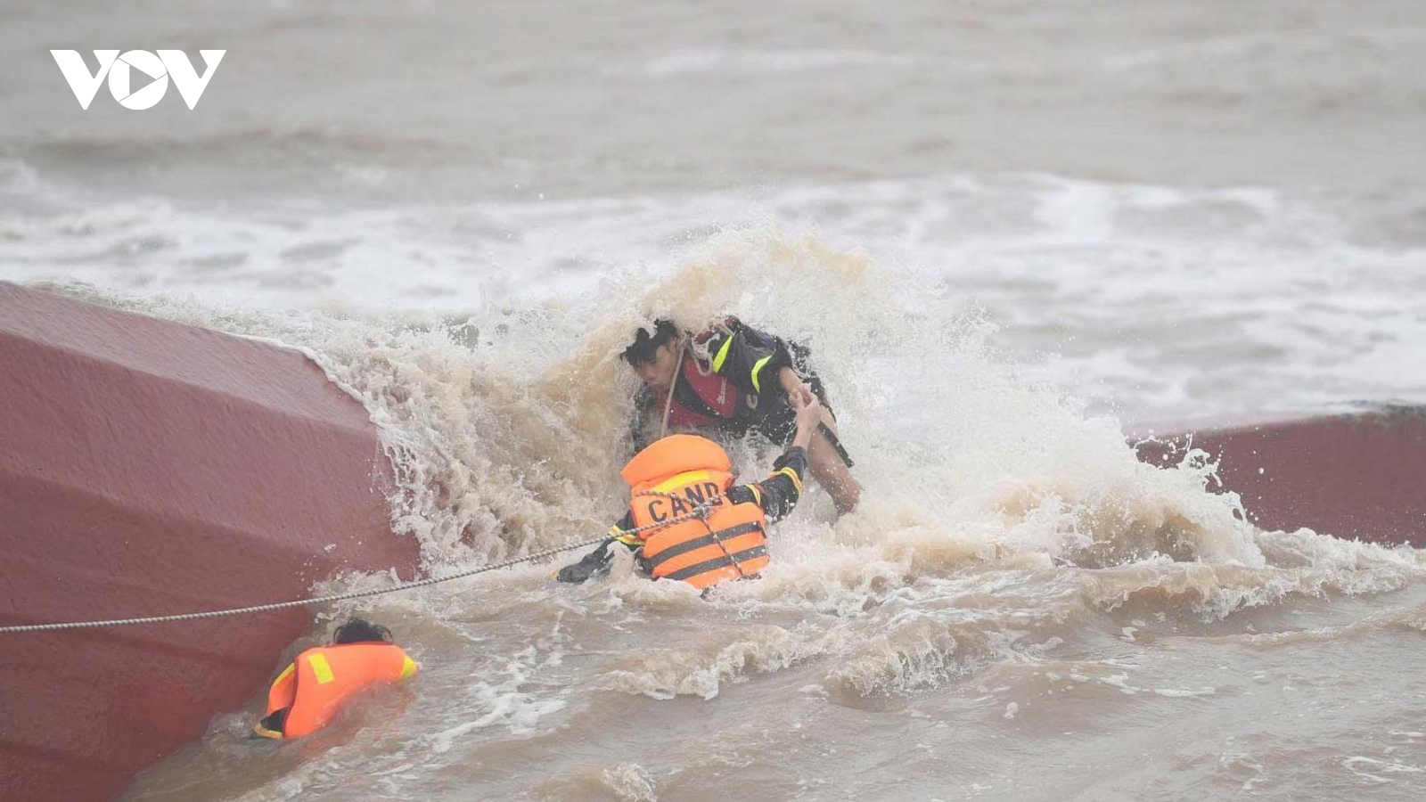 Không còn gió giật, nhưng mưa sau bão số 10 mới là “sát thủ thầm lặng”