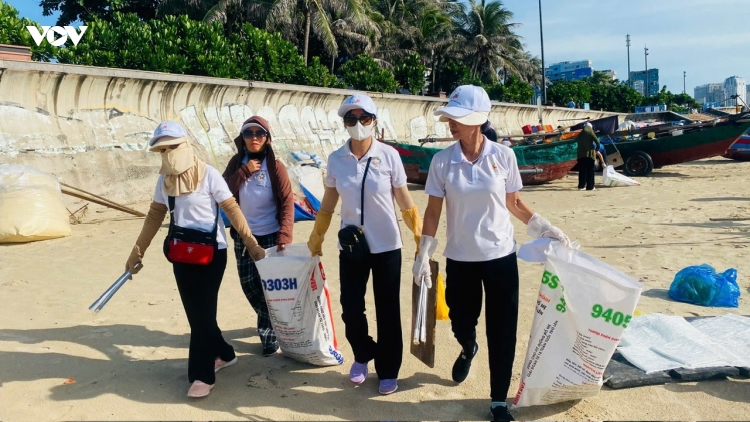 Hơn 600 người tham gia thu gom rác ở bãi biển Vũng Tàu