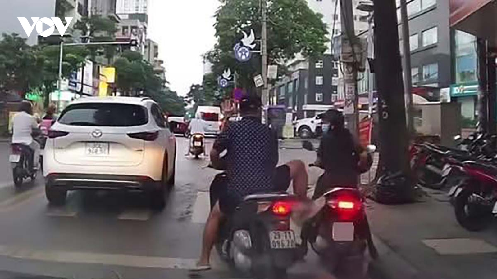 Xử phạt nam thanh niên hùng hổ đạp người phụ nữ mặc quân phục trên đường
