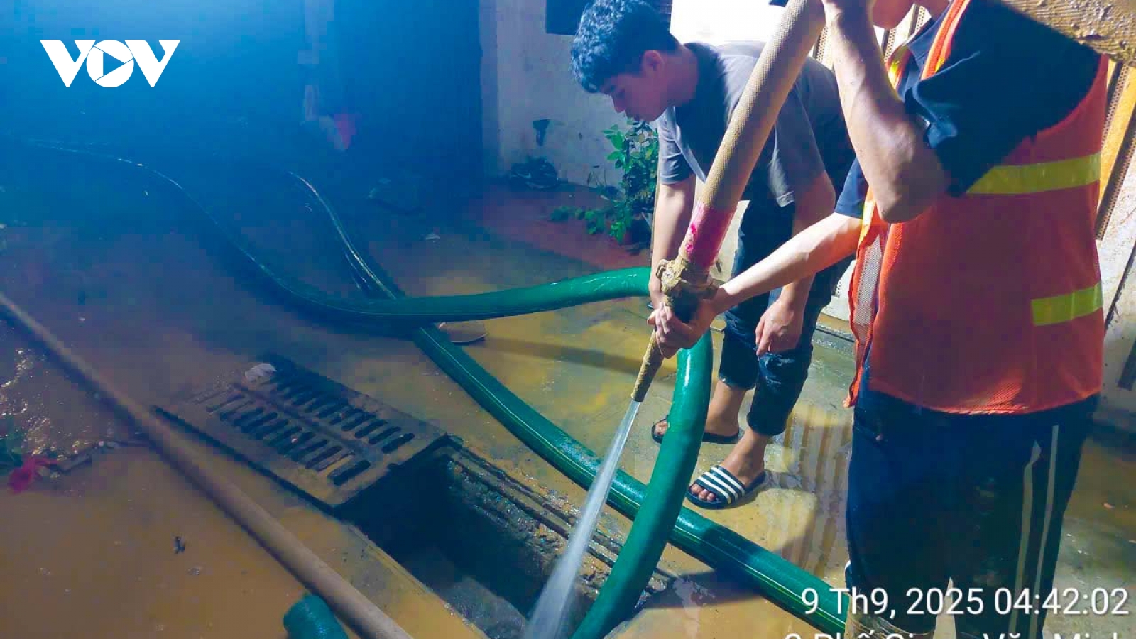 5 hộ dân bị bùn trào ở phố Giang Văn Minh được hỗ trợ thuê khách sạn ngủ qua đêm