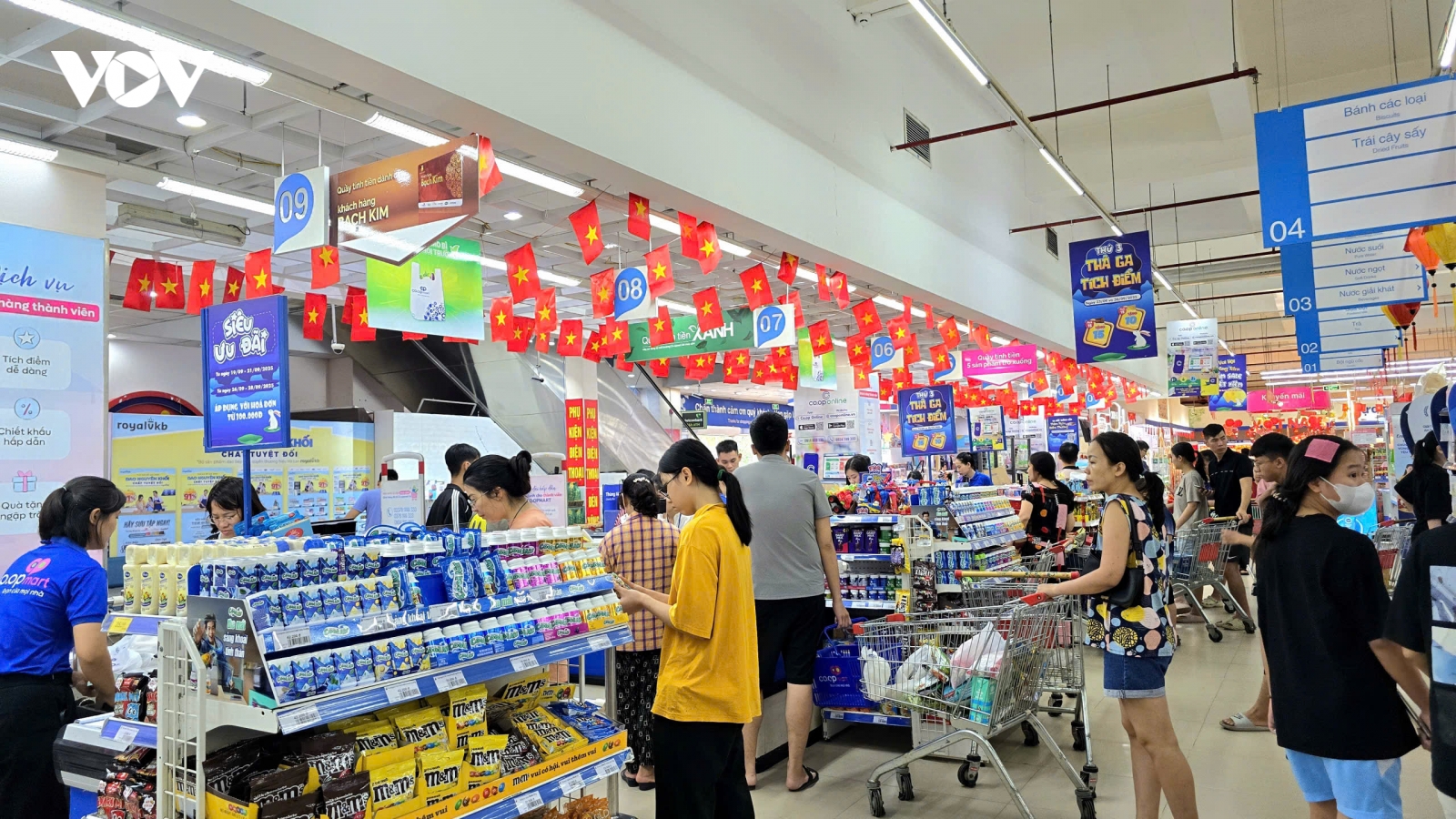 Giữa bão số 10, Saigon Co.op tung gói bình ổn giá thiết yếu, giảm giá thực phẩm đến 33%