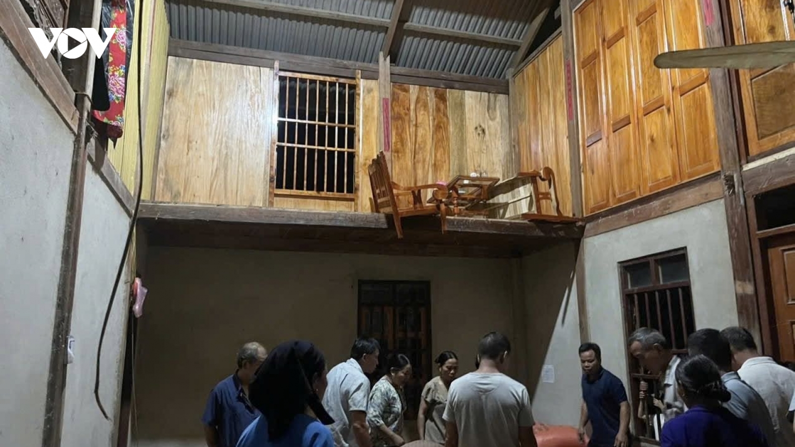 Sập sàn nhà khi chuẩn bị ăn tối khiến 6 người bị thương