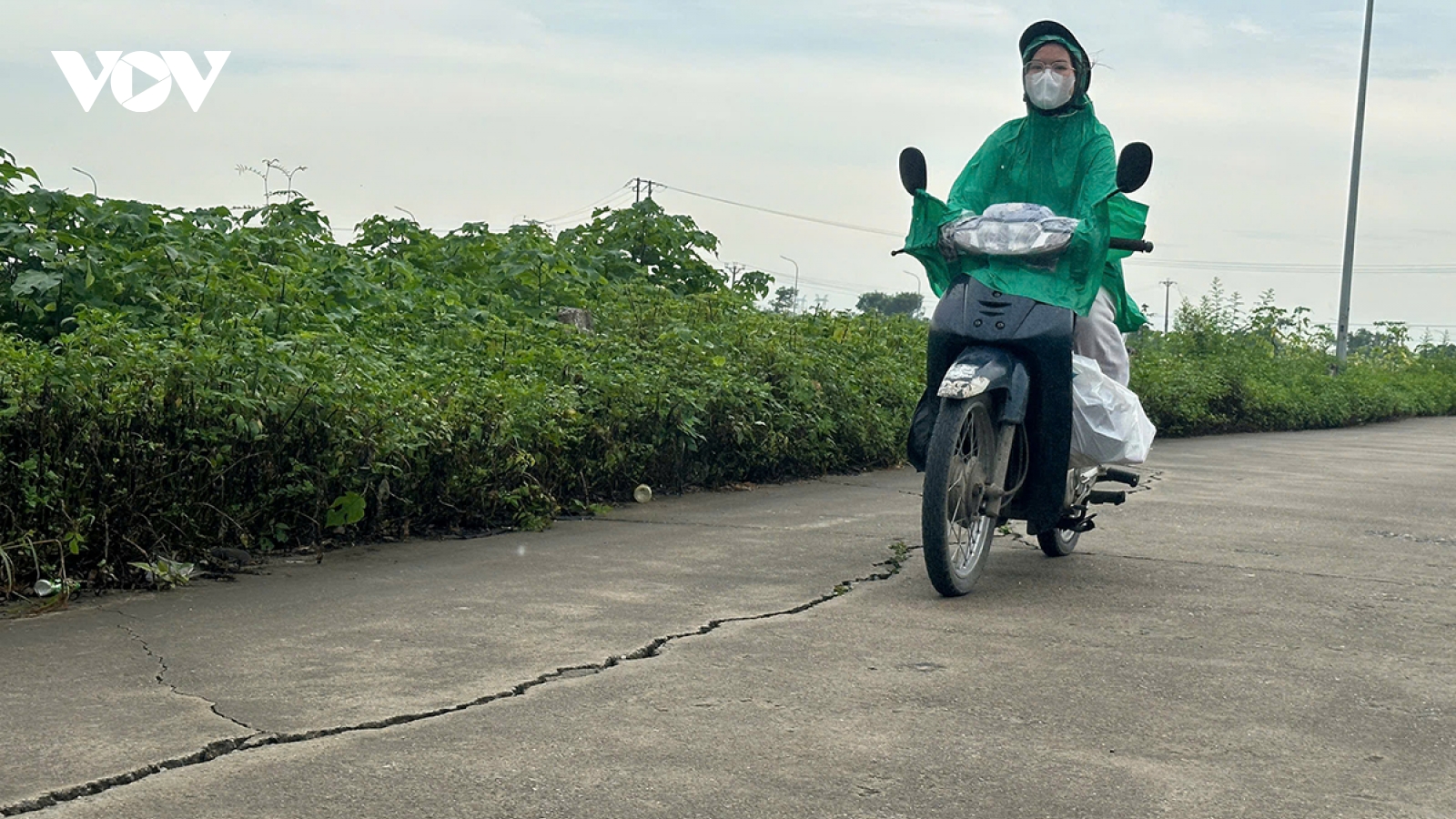 Đê sông Nhuệ rạn nứt, xuất hiện sạt lở nguy cơ mất an toàn