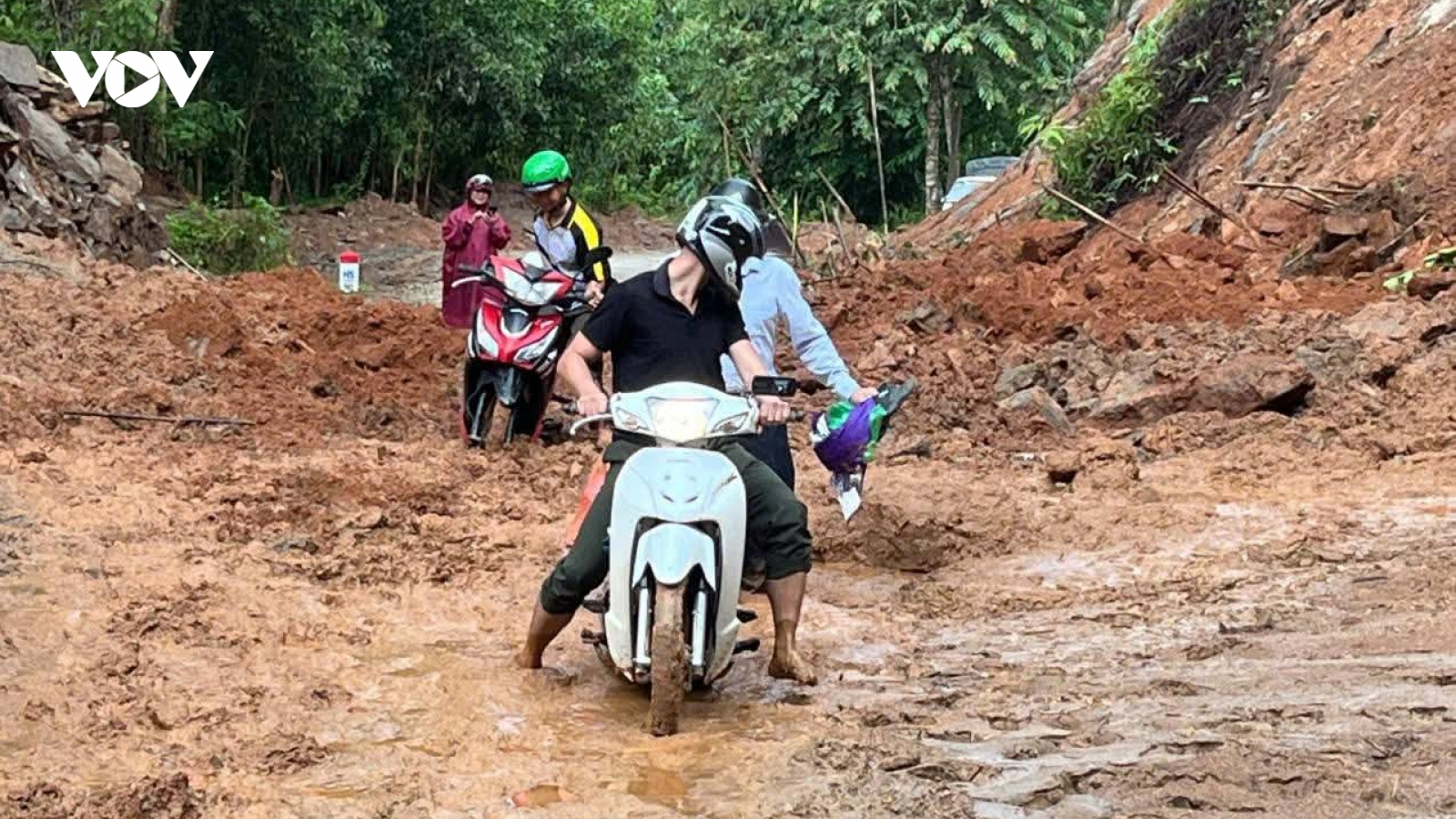 Nghệ An hỏa tốc tạm thời cấm đường từ 23h ngày 28/9 ứng phó bão số 10