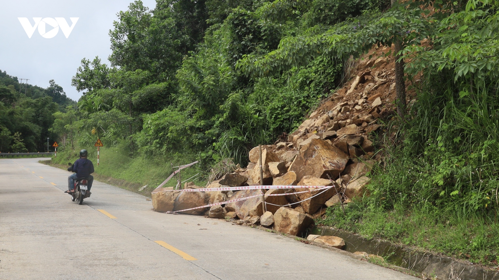 Cần sớm khắc phục sạt lở trên các tuyến giao thông miền núi Quảng Ngãi