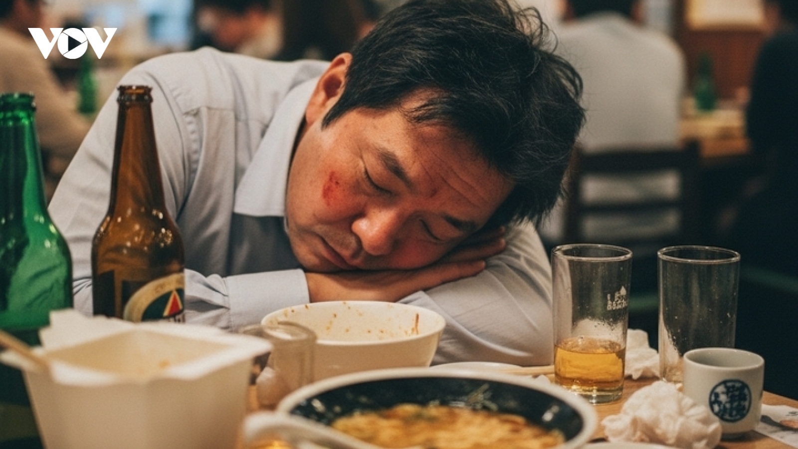 Vì sao người nửa chén rượu đã "gục", người uống mãi không say?