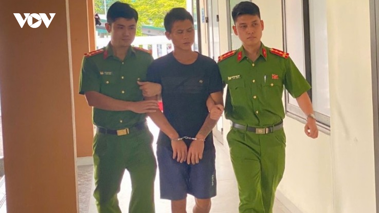 Người đàn ông cầm dao xông vào trụ sở, chém bị thương Phó trưởng Công an xã