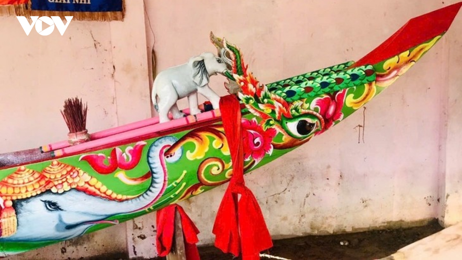 Mascots, sacred symbols on Ngo junk of the Khmer
