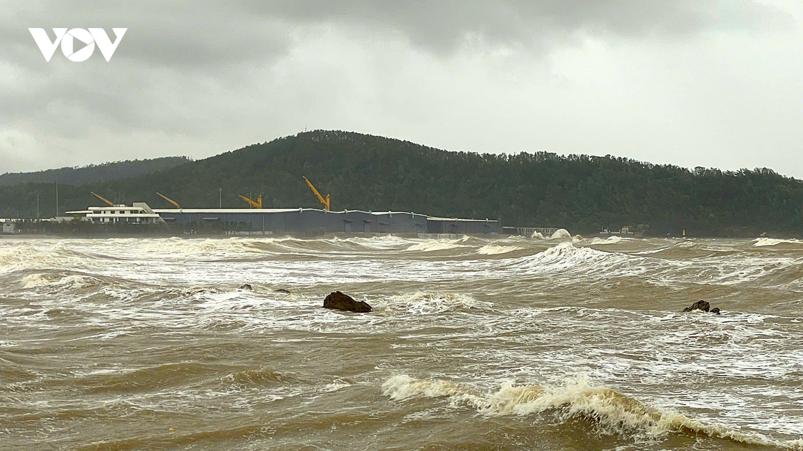 Dự báo vùng biển Nghệ An có sóng biển cao 7m do bão số 10