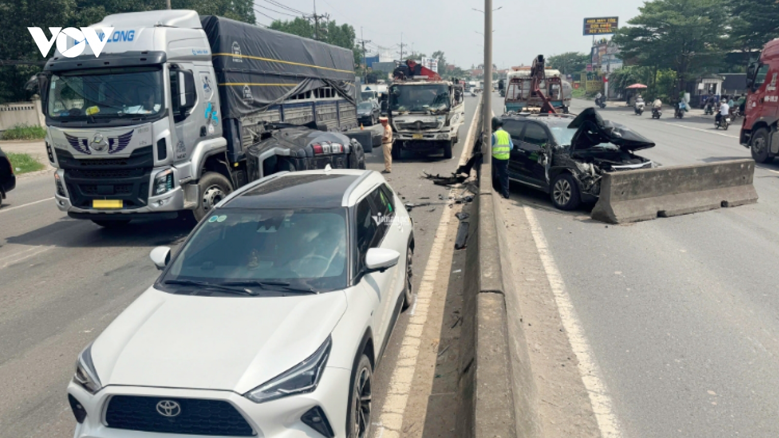 Hiện trường 8 ô tô tông liên hoàn trên quốc lộ: Xe lật, bánh văng, khách hoảng loạn