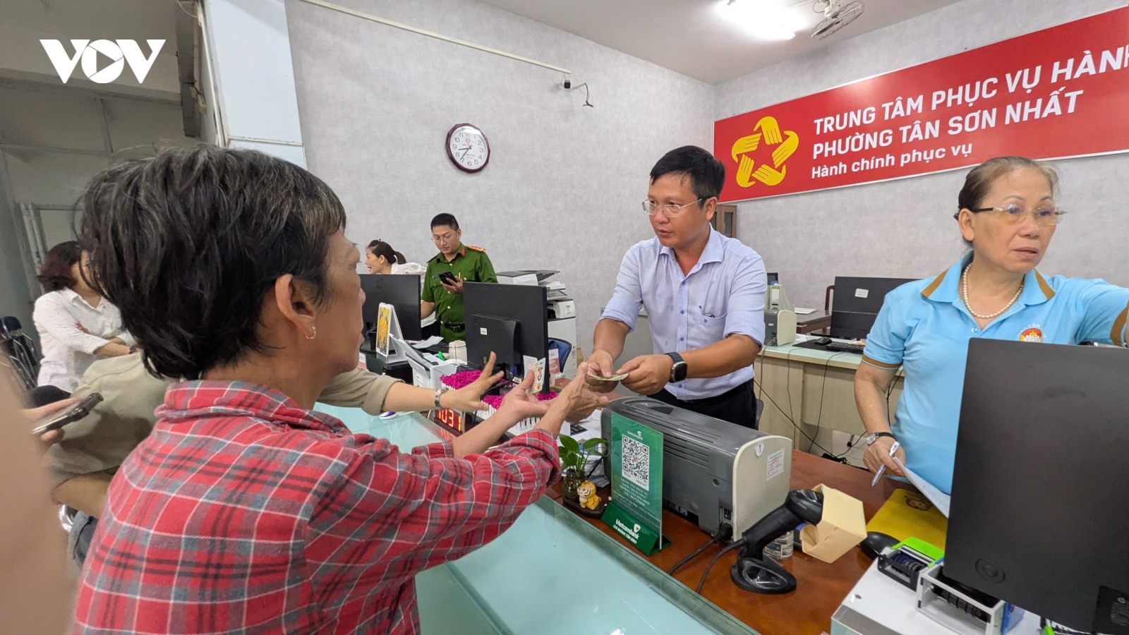 Người dân Đông Nam Bộ phấn khởi nhận quà dịp Quốc khánh