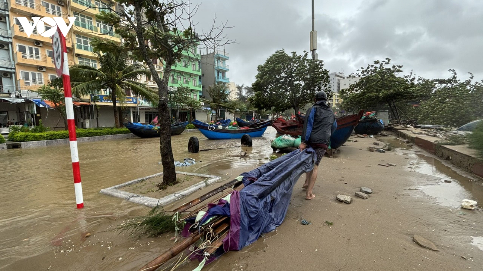 Ngư dân Thanh Hóa hối hả gia cố tàu thuyền trong mưa gió lớn