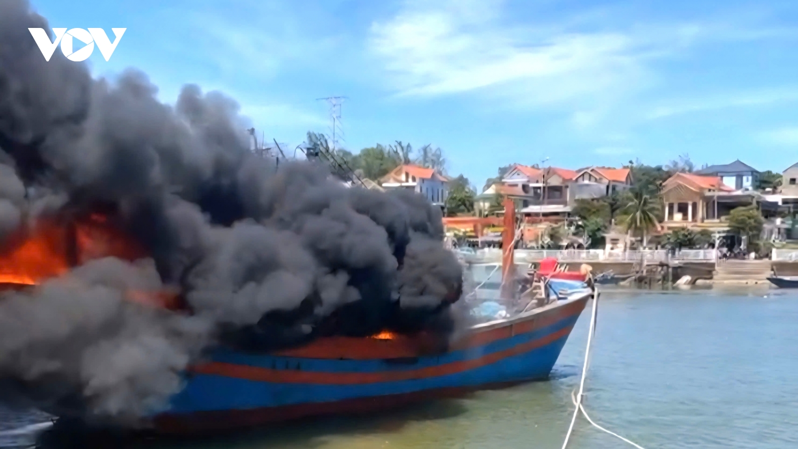 Tàu cá cháy dữ dội khi neo đậu trên sông Nhật Lệ