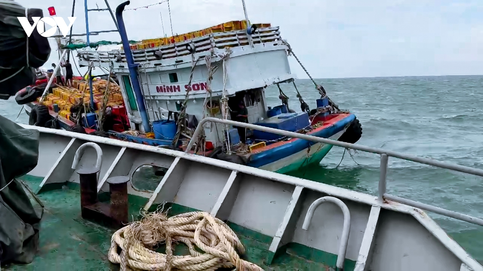 Cứu 6 thuyền viên và tàu cá gặp nạn vào bờ an toàn