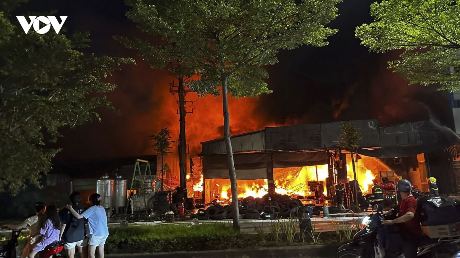 Cháy xưởng lốp ô tô ở Từ Sơn, Bắc Ninh khói đen dày đặc