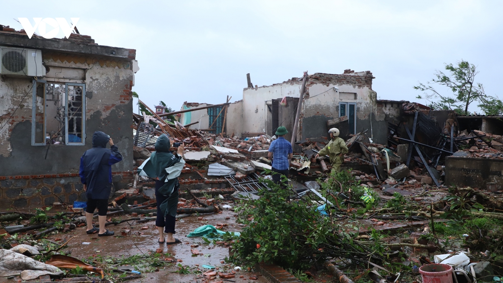 Cảnh tan hoang sau cơn giông lốc ở Ninh Bình