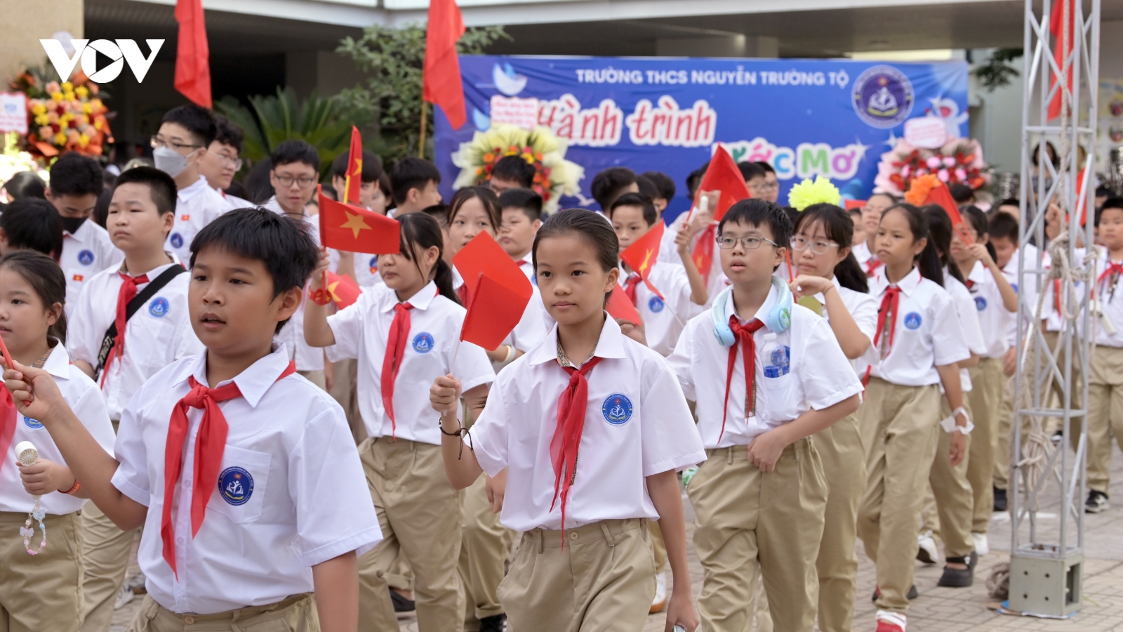 Lạm thu vẫn “bủa vây” phụ huynh